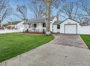 52 Santapogue Ct, West Babylon, NY 11704