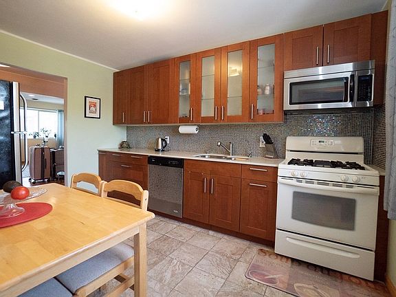 3rd image of 39 Bayberry Dr APT 3