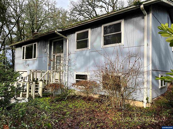 2nd image of 920 NW Edgewood Dr