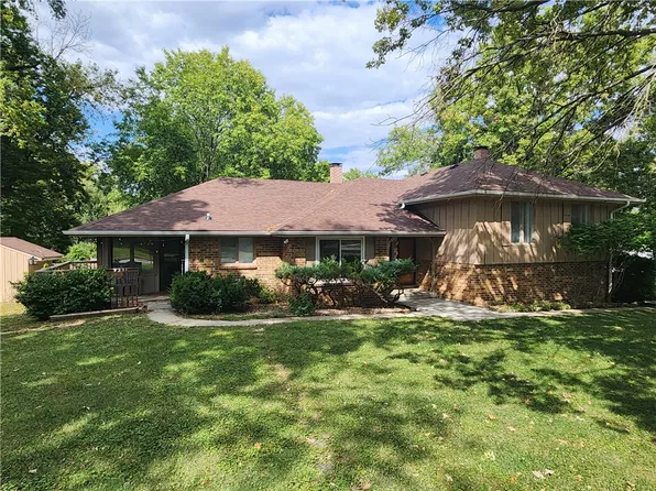 9219-9221 Indian Hills Dr, Clive, IA 50325