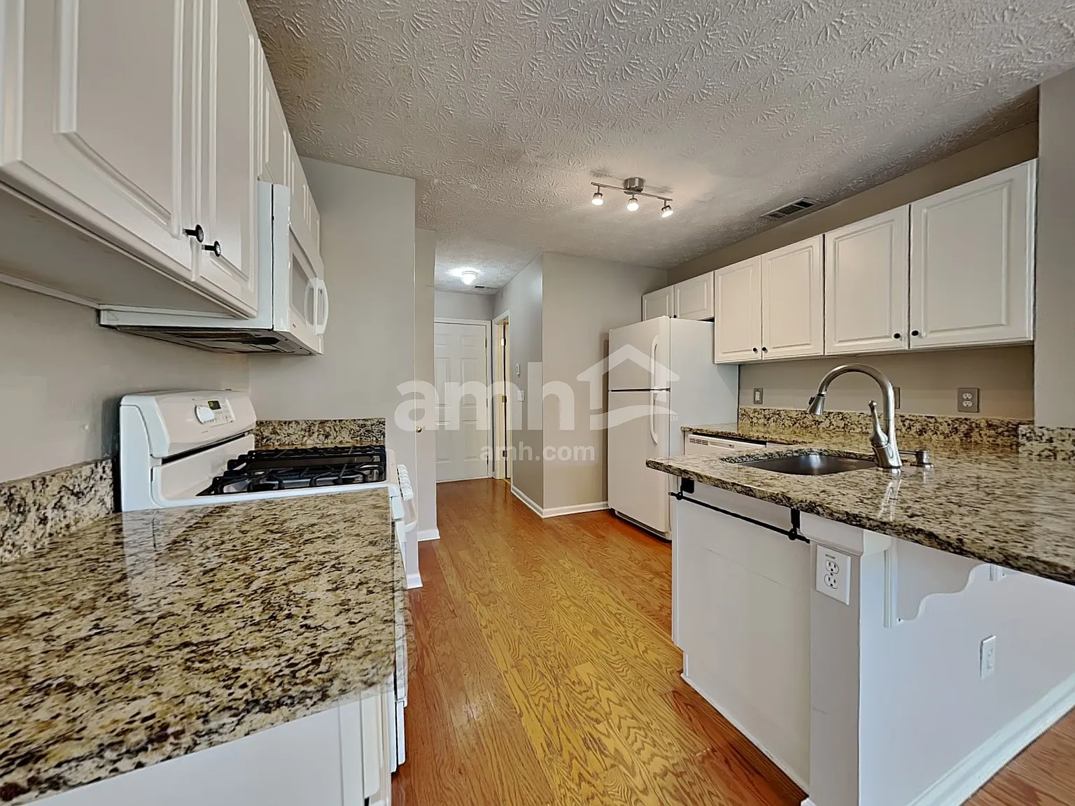 3 bed, 2.5 bath, 1574 sqft, $2,790 — Photo 3