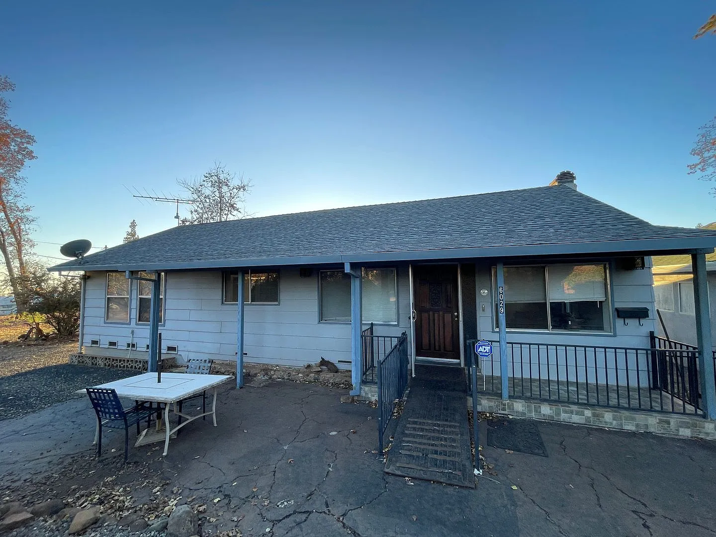 Paradise 3 bedroom 2 1/2 bath, large home, shop, natural landscaping. — Photo 1