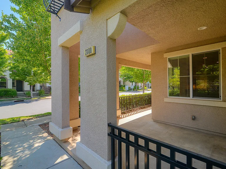 2300 Las Palomas Loop — Photo 2
