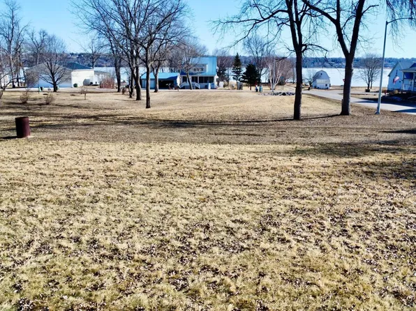 604 Lake Dr, Big Stone City, SD 57216