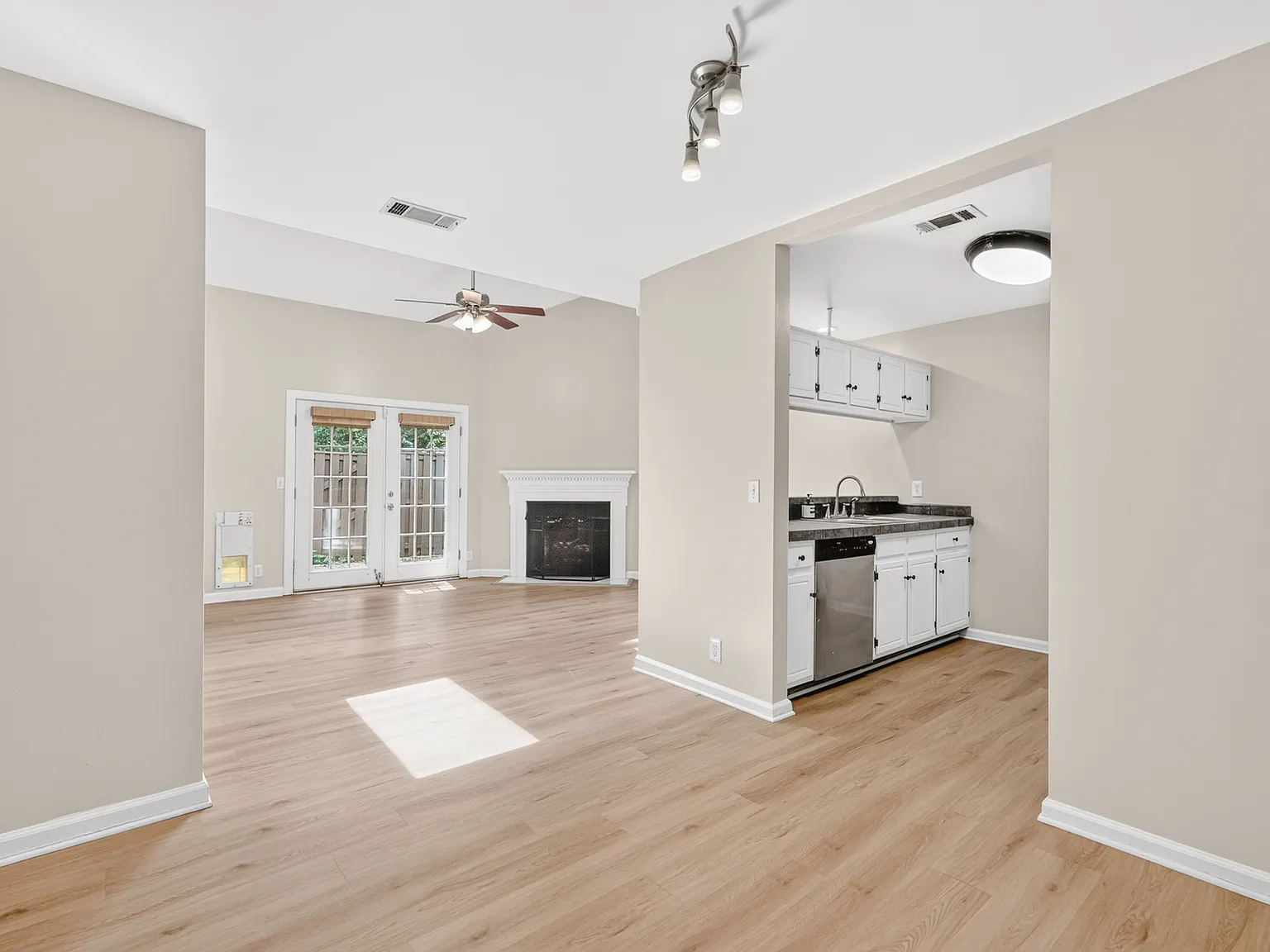 440 English Ivy Drive - - — Photo 3