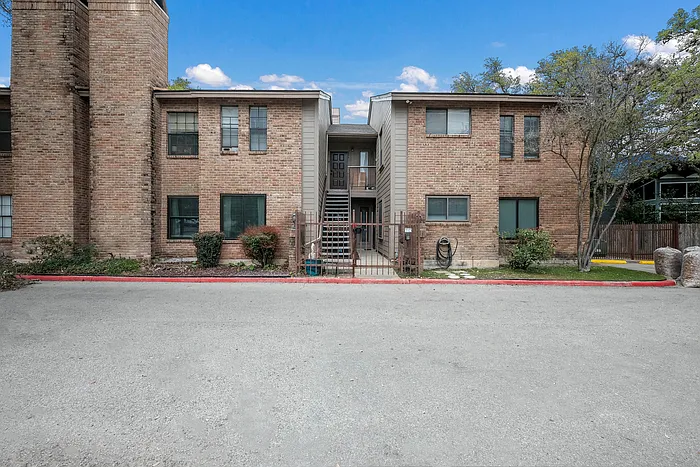 2 bed, 2.0 bath, 1100 sqft, $1,300 — Photo 1