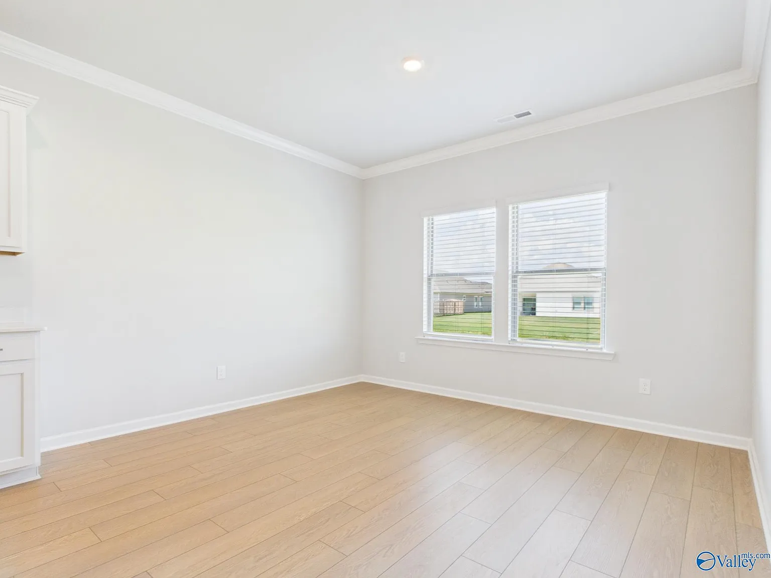 4 bed, 3.0 bath, 2571 sqft, $2,490 — Photo 4