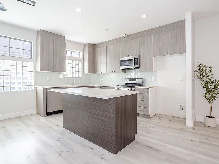 18347 Saticoy St #28 — Photo 1