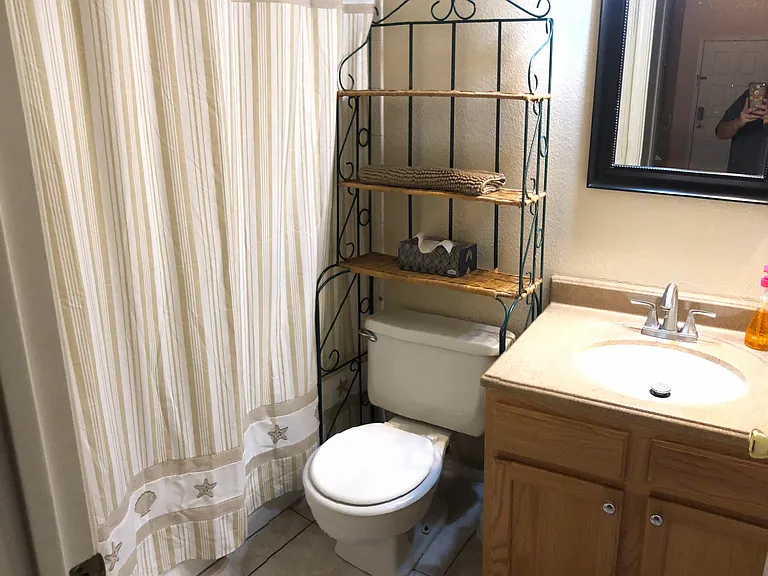 Spare bathroom.