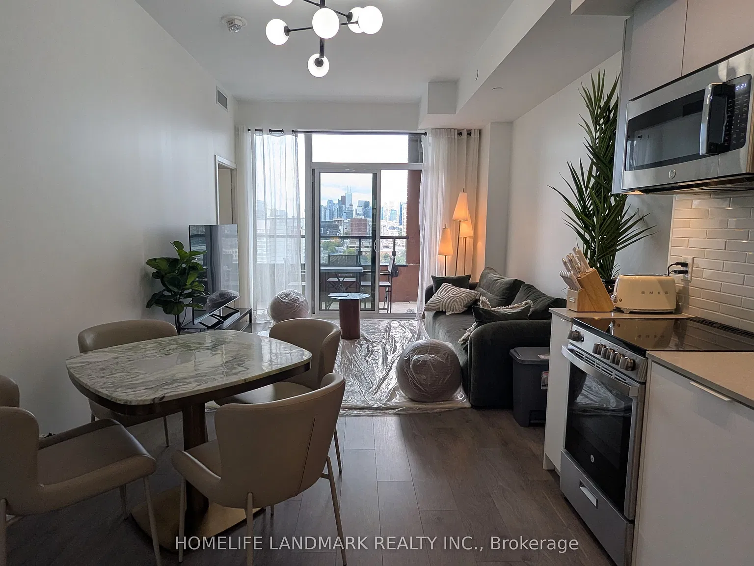 3 bed, $1,900 — Photo 1