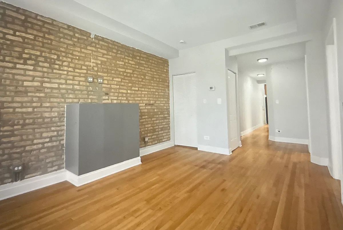 Building Photo - 7322 N Damen Ave #2