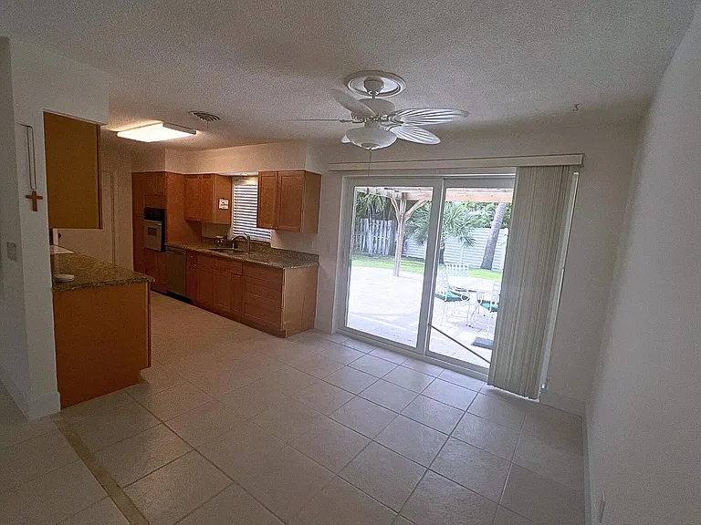 1260 Manor Dr — Photo 5
