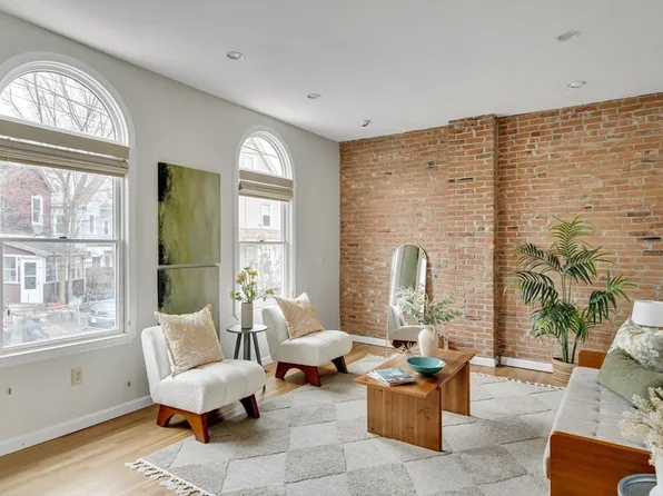 18 Mondamin Ct, Somerville, MA 02143