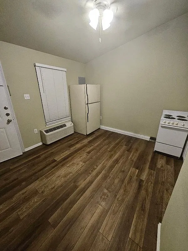 Studio, 1.0 bath, 318 sqft, $700 — Photo 3