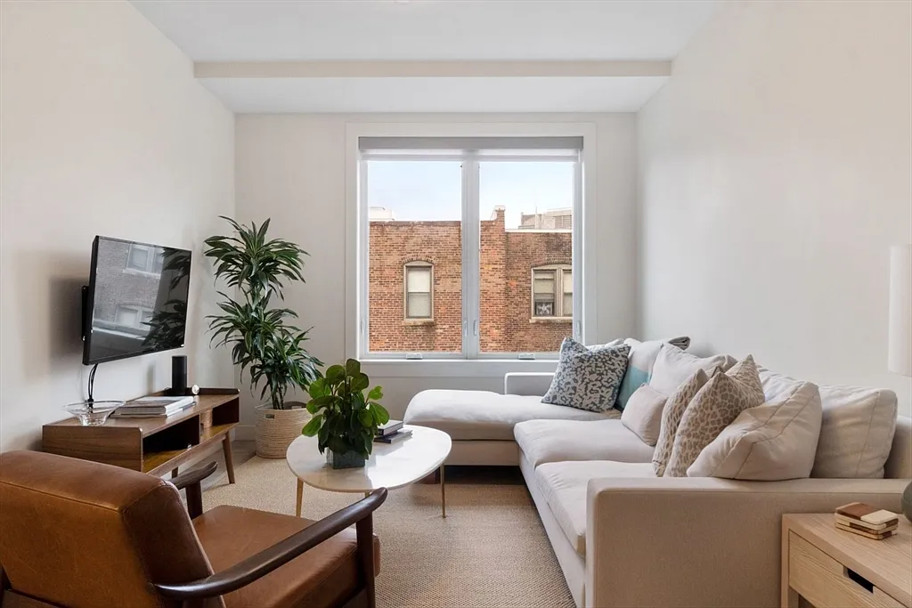 1 bed, 1.0 bath, 849 sqft, $3,900 — Photo 1