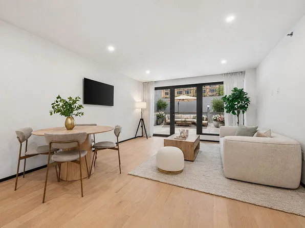 350 W 44th St #205, New York, NY 10036