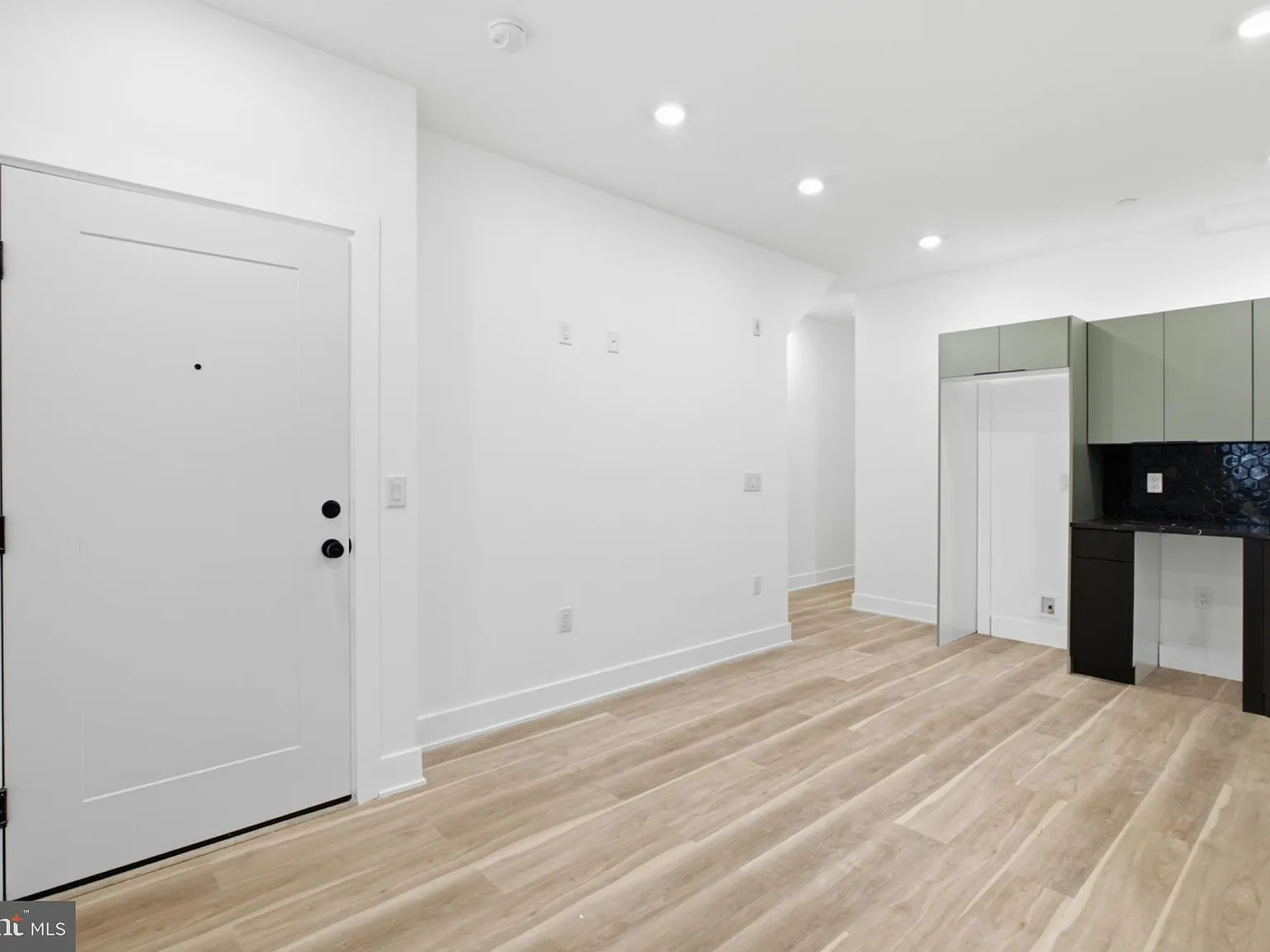 2 bed, 1.0 bath, 1804 sqft, $1,660 — Photo 2
