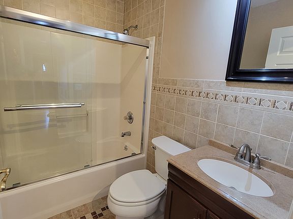 5th image of 72 Steinberg Ave #1