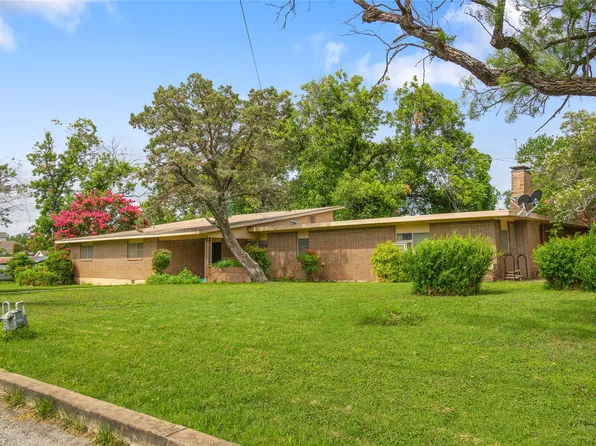 705 N Lane St, Comanche, TX 76442