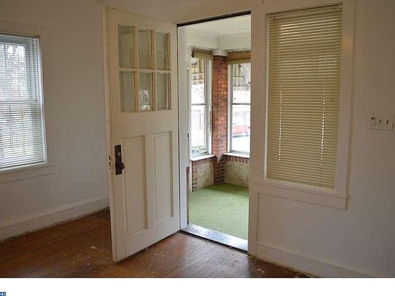 4th image of 2043 Barry St