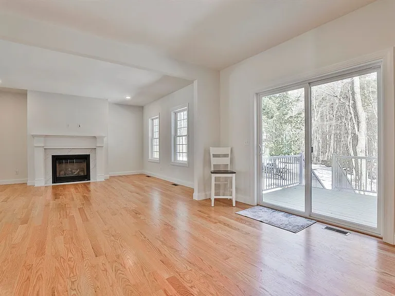 22 Reeds Ferry Way — Photo 23