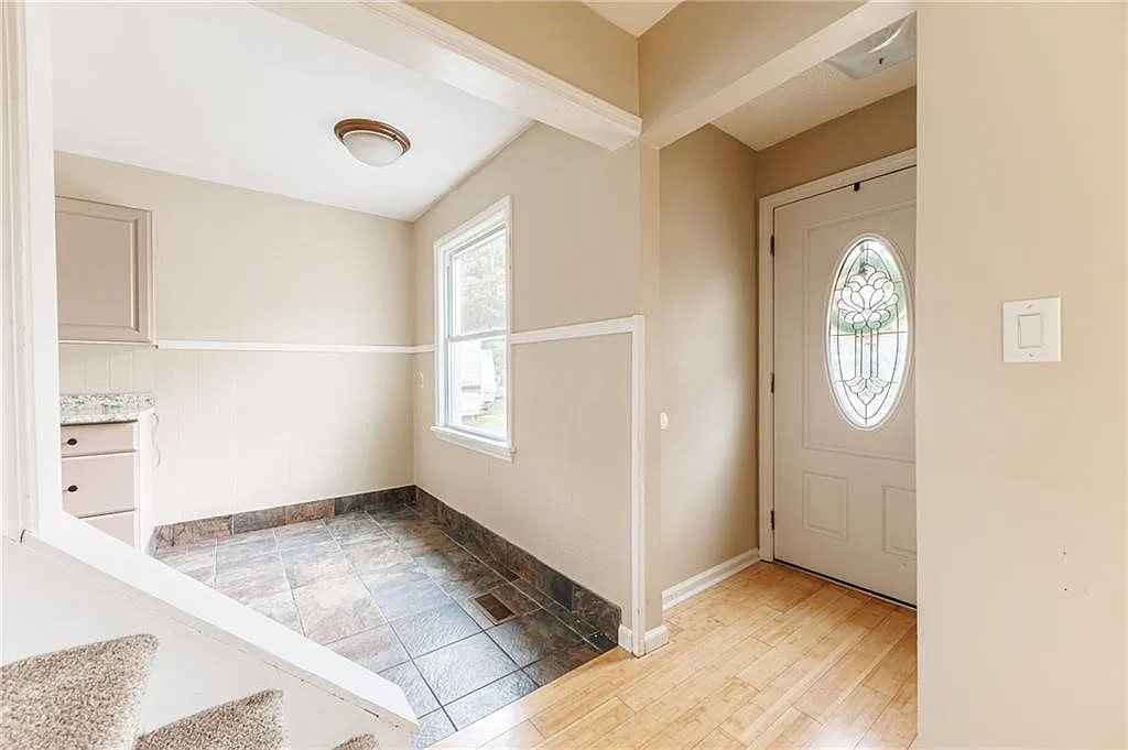 3 bed, 2.0 bath, 1324 sqft, $2,200 — Photo 2