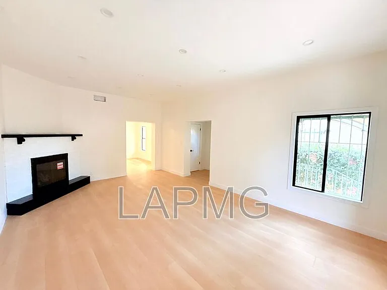 6130 Whitsett Ave #6132 — Photo 1