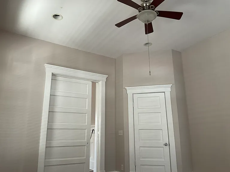 905 E Henry St #A — Photo 7