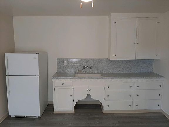 3rd image of 221 1/2 6th St #A