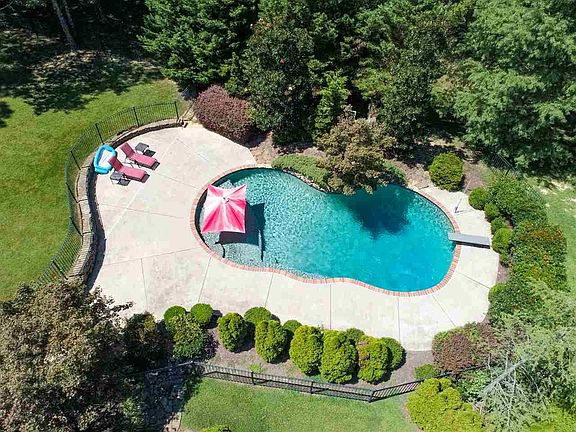 3rd image of 485 Woodsedge Dr