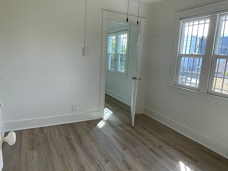 515 N Burlington Ave — Photo 13