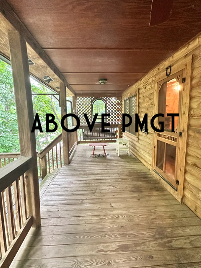 Short Term Cozy Lodge Living Awaits — Photo 4