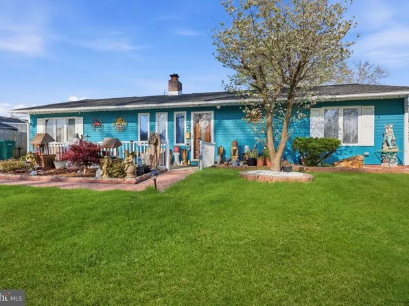 12 Gridiron Rd, Levittown, PA 19057