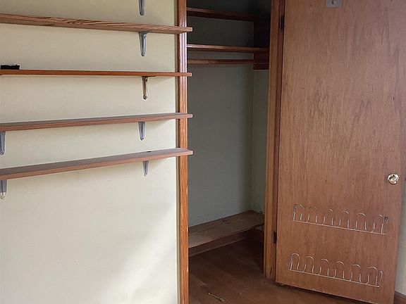 4th image of 4874 Owen Ave