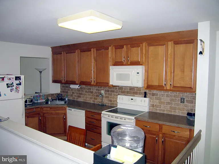 18010 Beacon Hill Dr — Photo 3