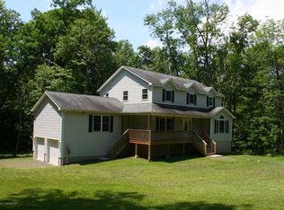 235 Rock Ledge Dr, Cresco, PA 18326