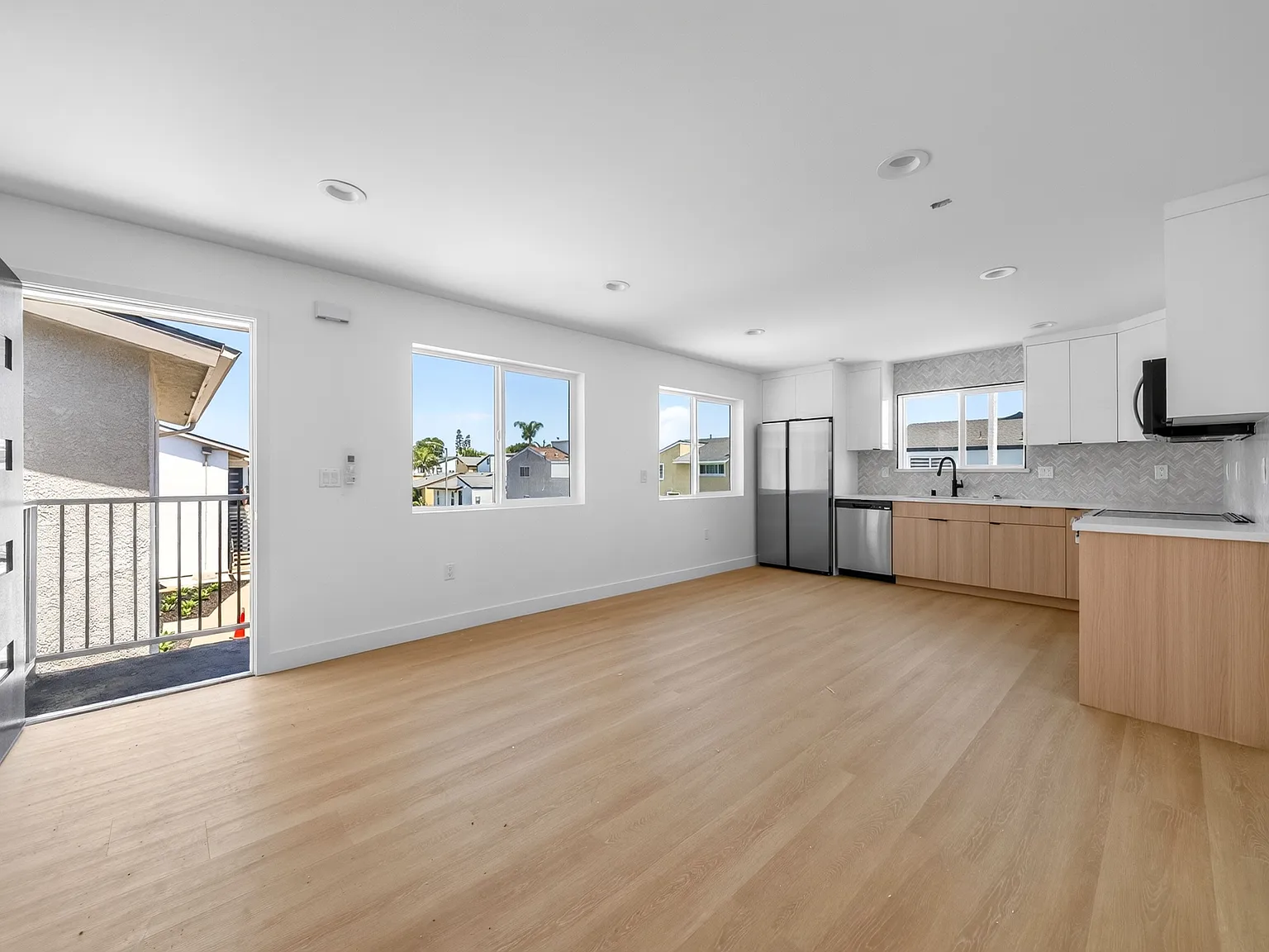 3 bed, $4,200 — Photo 2