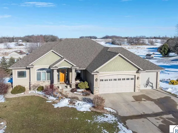 610 E Rolling Hills Dr, Le Center, MN 56057