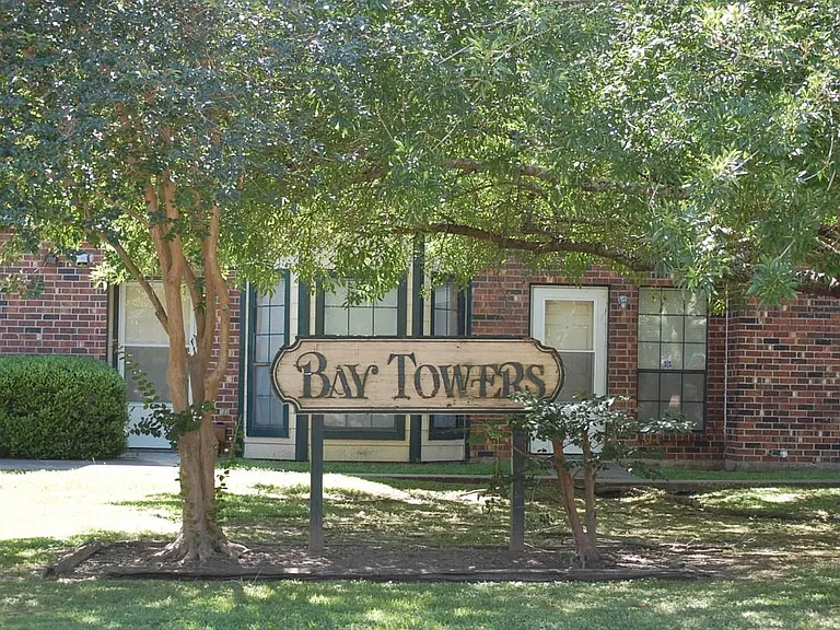2013 Amir Dr — Photo 3