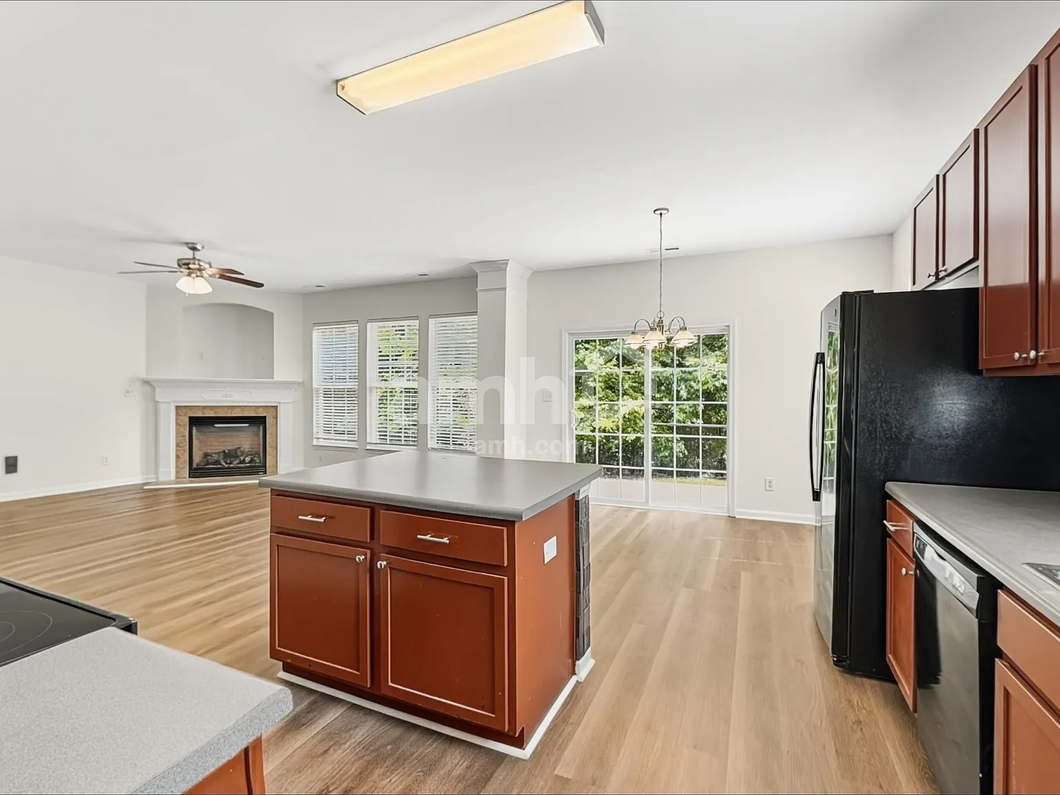 3 bed, 2.5 bath, 1954 sqft, $2,180 — Photo 4