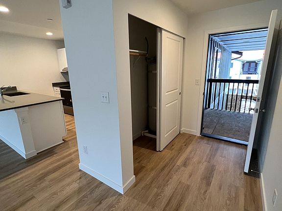 4th image of 314 SW Washington Ave Unit 207