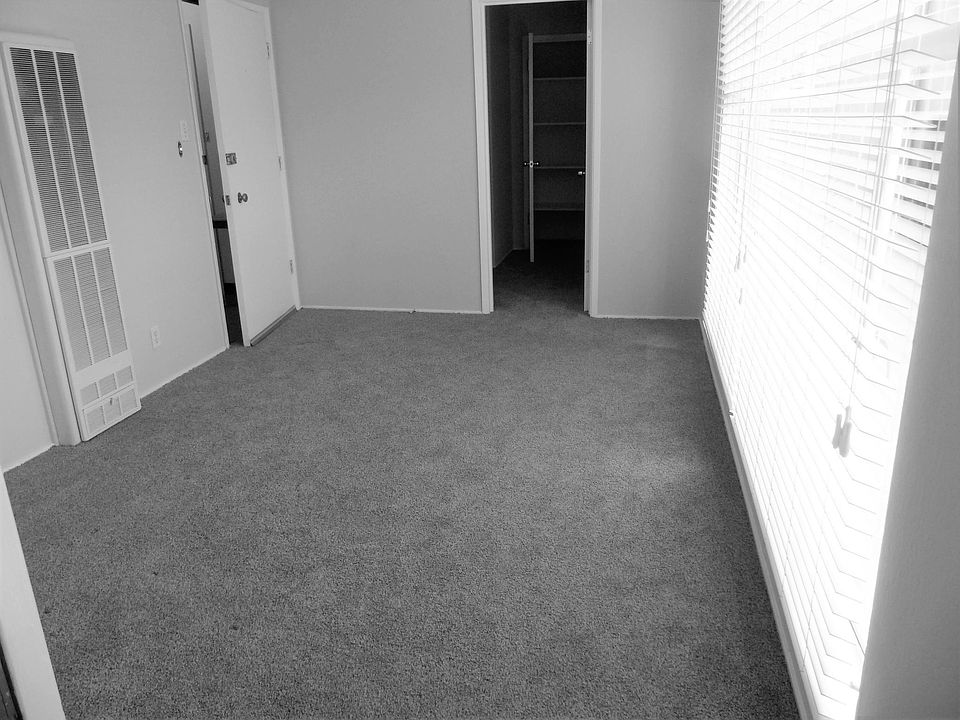 2nd image of 4615 Irving St