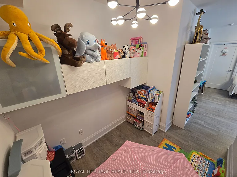 30 Roehampton Ave #403 — Photo 14