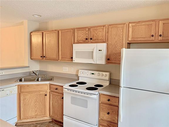 4th image of 22 Sidney Marie Ct