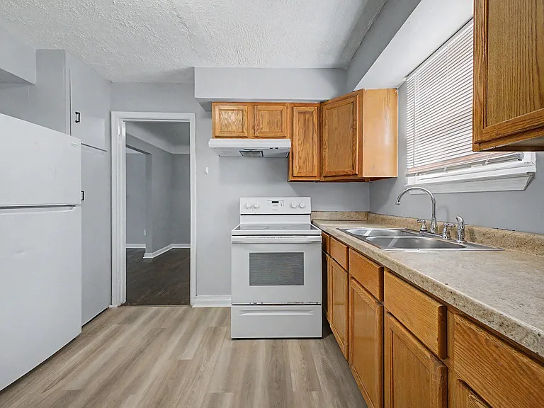 15712 Vaughan St — Photo 4