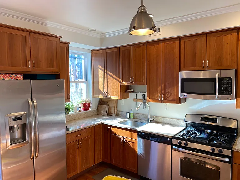 334 Oakdale Pl NW — Photo 2