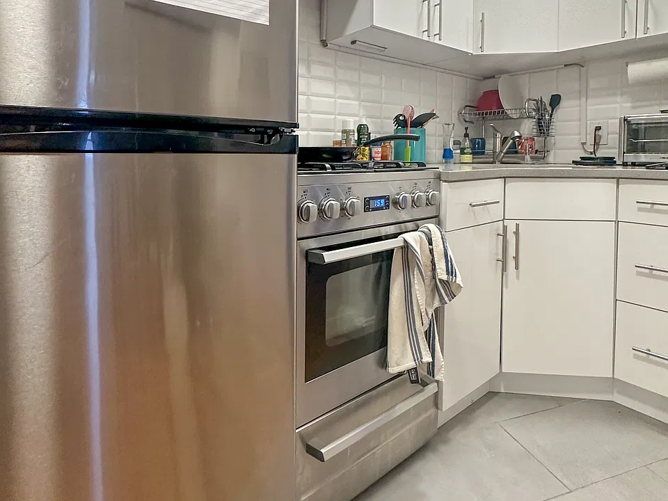 200 E 26th St #2D