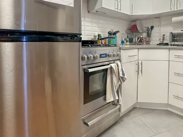 200 E 26th St APT 2D, New York, NY 10010