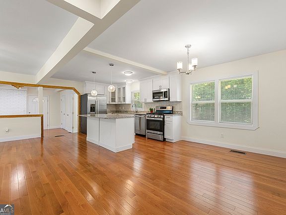 4th image of 1450 Gaylor Dr SE