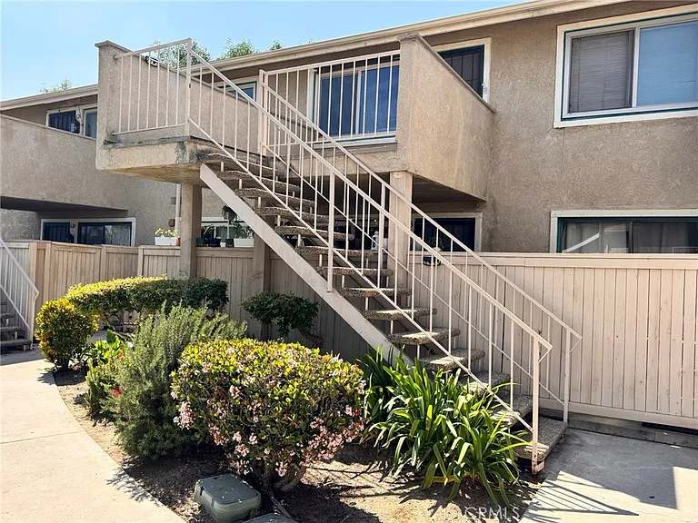 630 Bridgeport Cir #8 — Photo 1